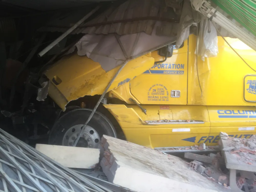 Xe container tông sập vào 2 nhà dân, nhiều người thoát chết ảnh 2