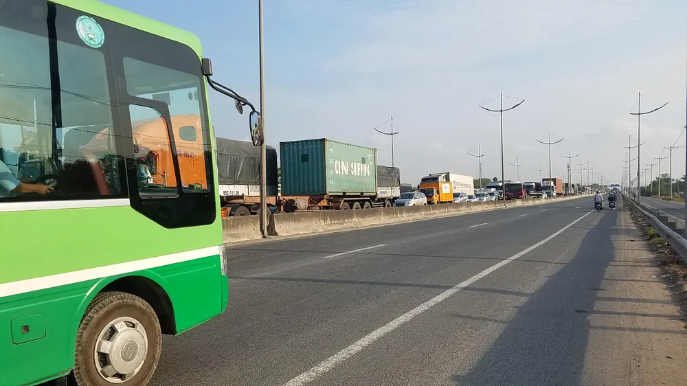 Va chạm liên hoàn, đường dẫn vào cao tốc TPHCM-Trung Lương ùn ứ kéo dài ảnh 3