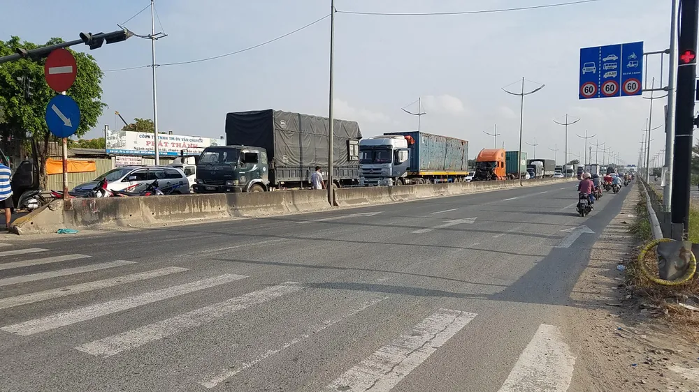 Va chạm liên hoàn, đường dẫn vào cao tốc TPHCM-Trung Lương ùn ứ kéo dài ảnh 2