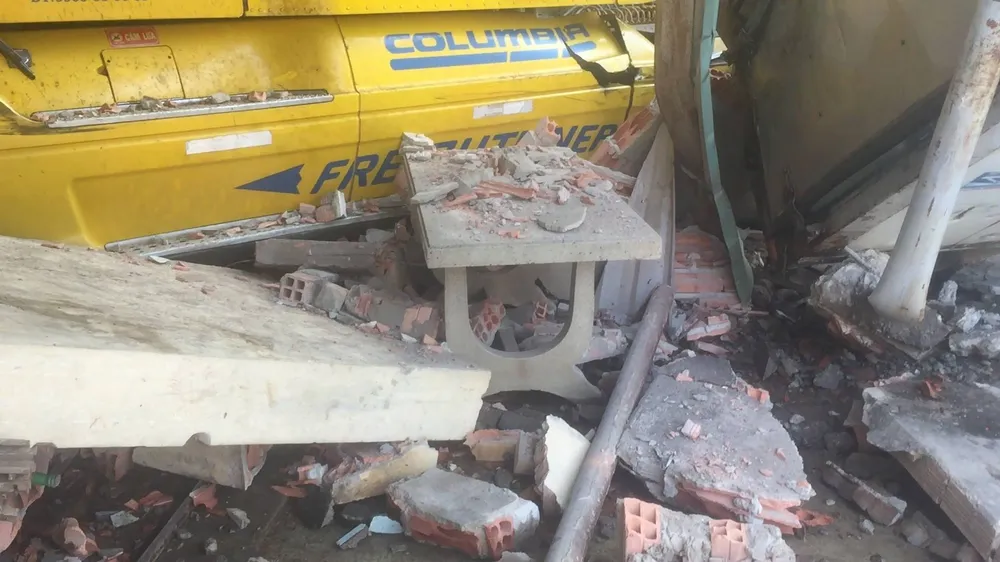 Xe container tông sập vào 2 nhà dân, nhiều người thoát chết ảnh 3