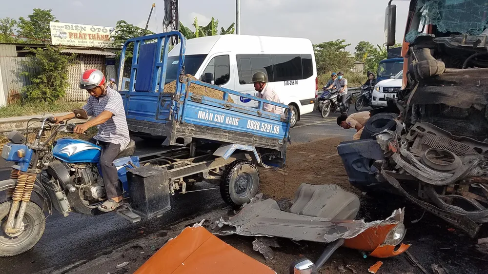 Va chạm liên hoàn, đường dẫn vào cao tốc TPHCM-Trung Lương ùn ứ kéo dài ảnh 5