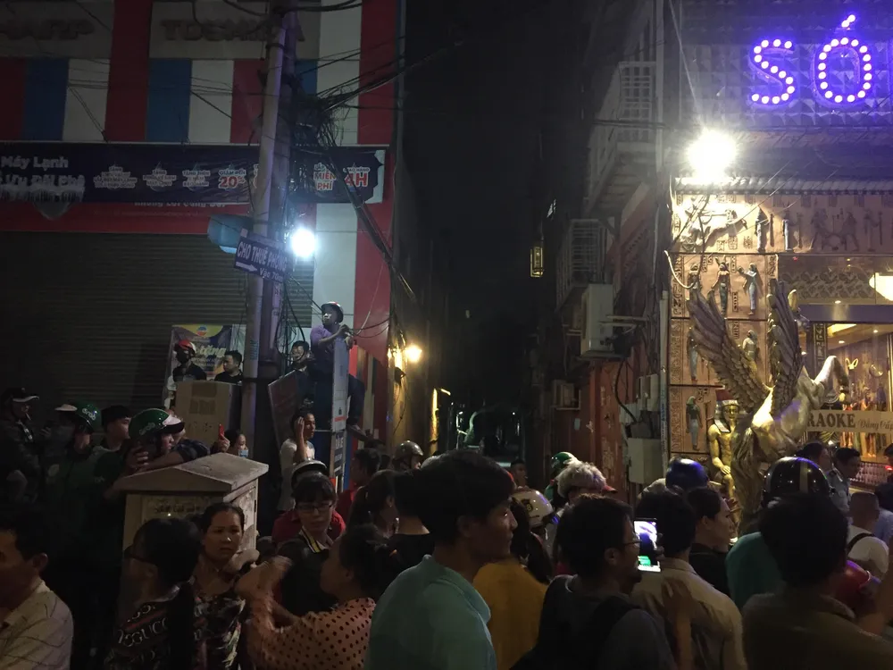 Sau khám xét nhà riêng và nhà cha mẹ, tiếp tục khám xét quán karaoke của Phúc “XO“ ảnh 3