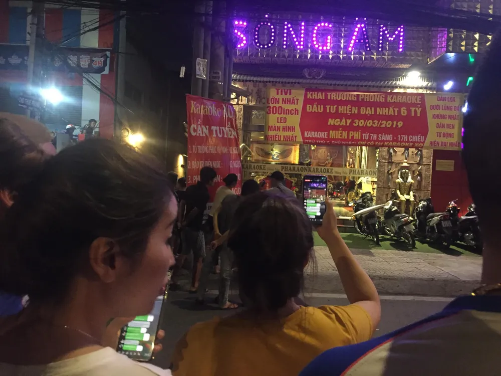 Sau khám xét nhà riêng và nhà cha mẹ, tiếp tục khám xét quán karaoke của Phúc “XO“ ảnh 5