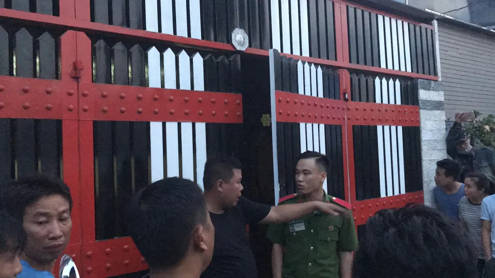 Sau khám xét nhà riêng và nhà cha mẹ, tiếp tục khám xét quán karaoke của Phúc “XO“ ảnh 11