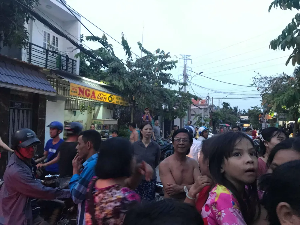 Sau khám xét nhà riêng và nhà cha mẹ, tiếp tục khám xét quán karaoke của Phúc “XO“ ảnh 8