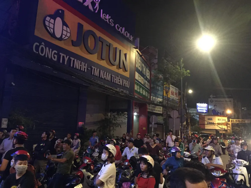 Sau khám xét nhà riêng và nhà cha mẹ, tiếp tục khám xét quán karaoke của Phúc “XO“ ảnh 2