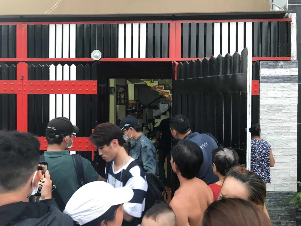 Sau khám xét nhà riêng và nhà cha mẹ, tiếp tục khám xét quán karaoke của Phúc “XO“ ảnh 9