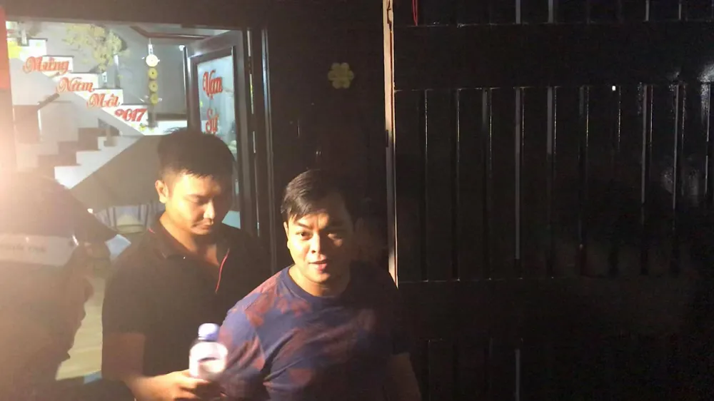 Sau khám xét nhà riêng và nhà cha mẹ, tiếp tục khám xét quán karaoke của Phúc “XO“ ảnh 16