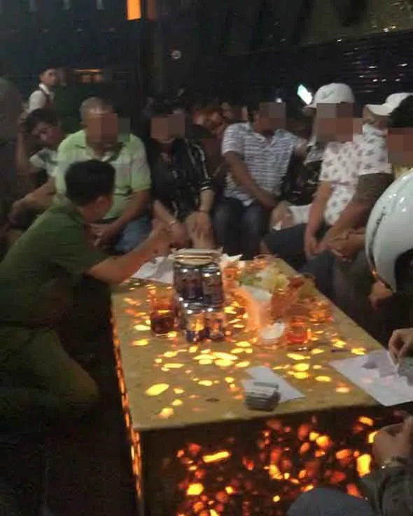 Kiểm tra quán bar Oxy Beer Club, hàng chục “dân chơi” dương tính với ma tuý ảnh 4