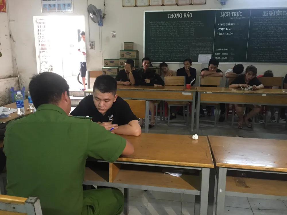  Kiểm tra quán bar Oxy Beer Club, hàng chục “dân chơi” dương tính với ma tuý ảnh 3