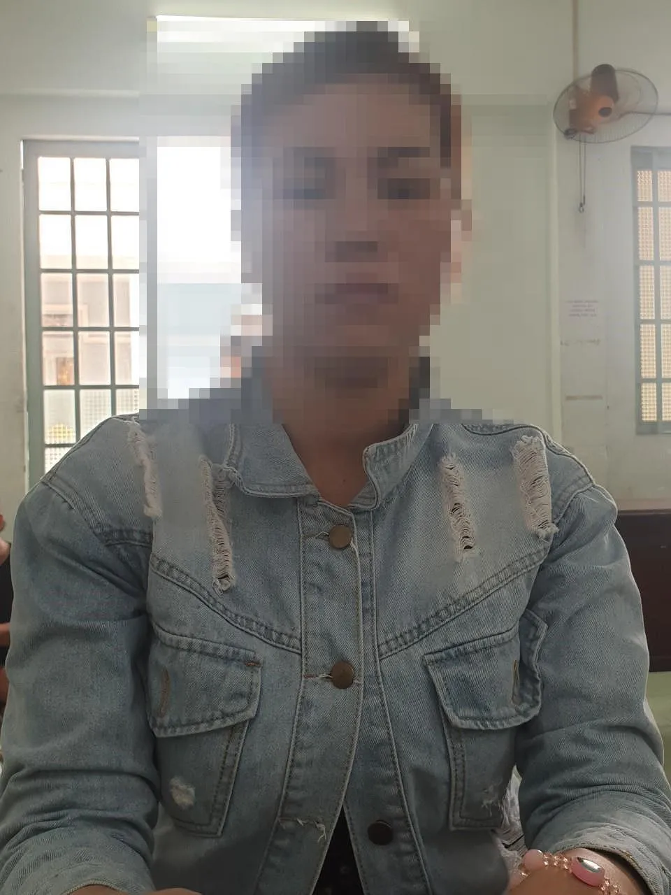 Bé gái 2 tuổi bị mẹ nuôi đánh gãy chân ảnh 2