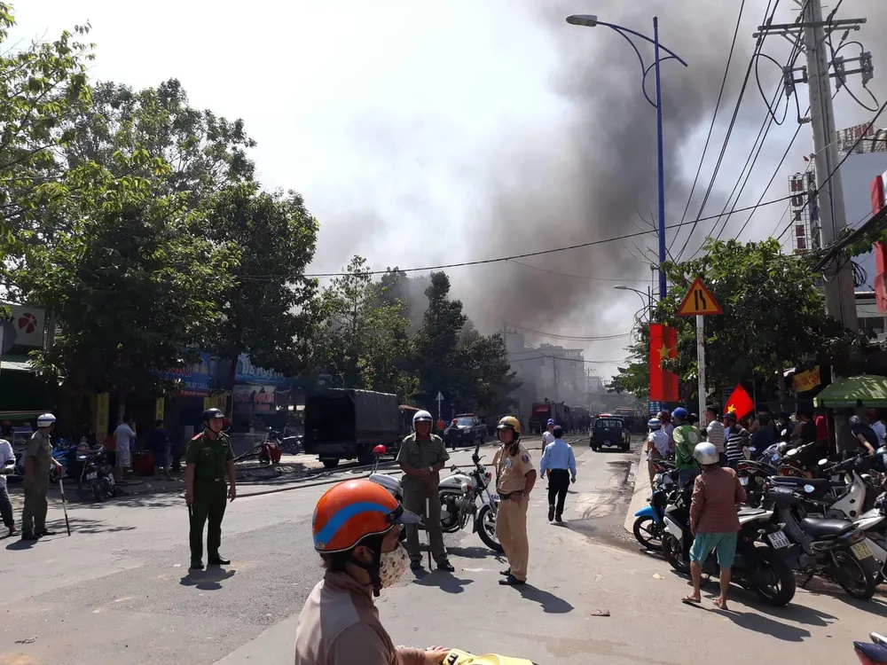 Cháy garage ở quận 2, nhiều người hoảng sợ ảnh 4