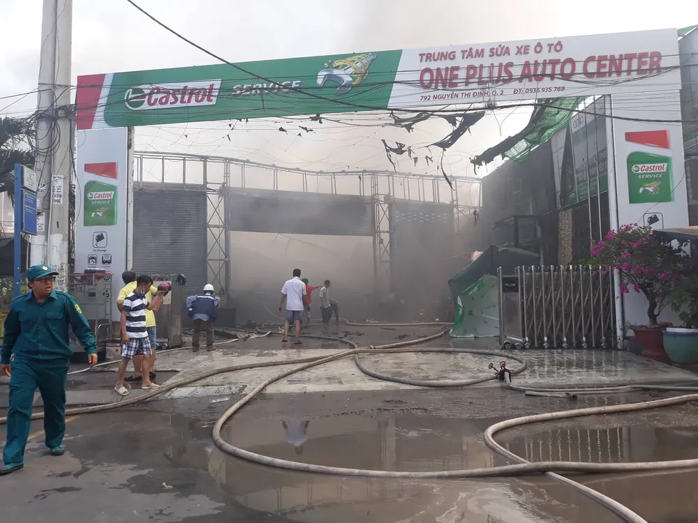 Cháy garage ở quận 2, nhiều người hoảng sợ ảnh 1