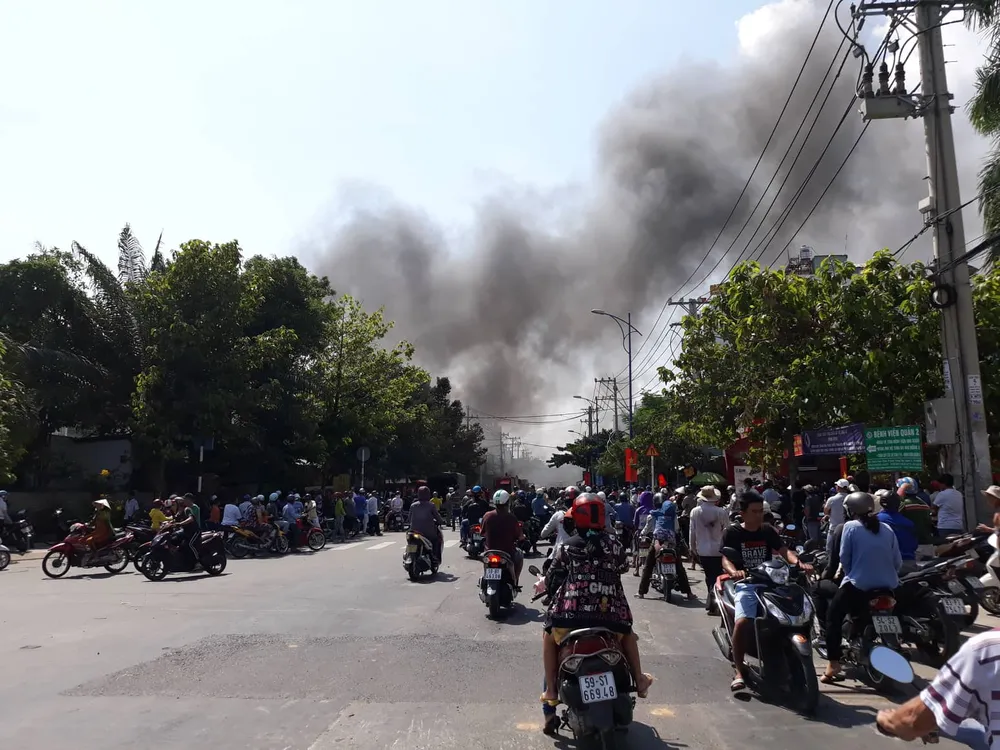 Cháy garage ở quận 2, nhiều người hoảng sợ ảnh 2
