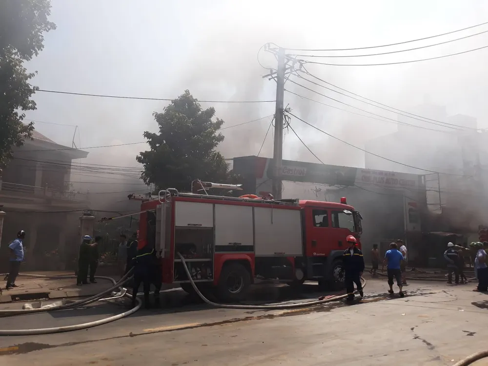 Cháy garage ở quận 2, nhiều người hoảng sợ ảnh 3