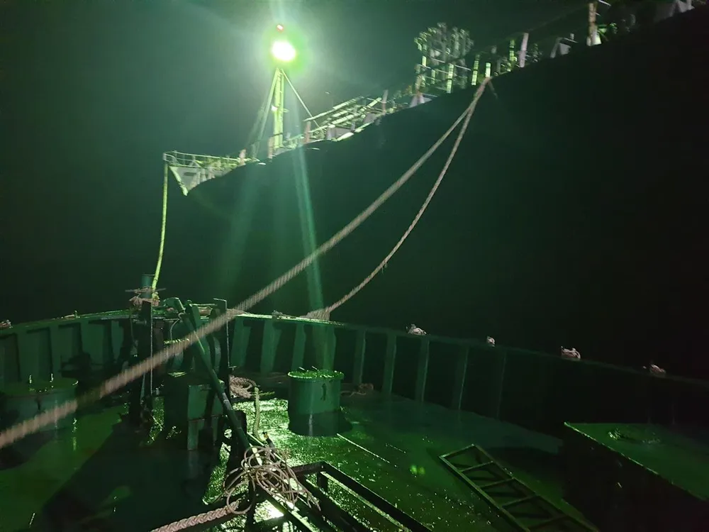 Hai tàu bị tạm giữ để điều tra