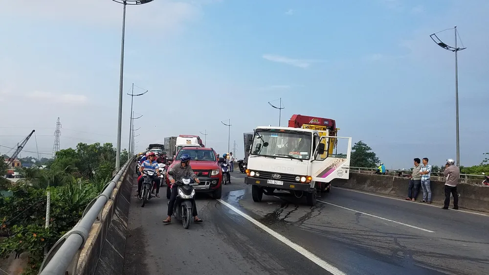  Tông vào đuôi xe tải cẩu, 2 tài xế tử vong, 1 phụ xe bị thương ảnh 2