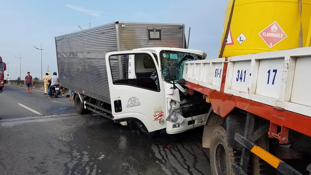  Tông vào đuôi xe tải cẩu, 2 tài xế tử vong, 1 phụ xe bị thương ảnh 4