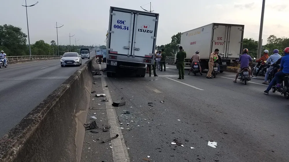  Tông vào đuôi xe tải cẩu, 2 tài xế tử vong, 1 phụ xe bị thương ảnh 1