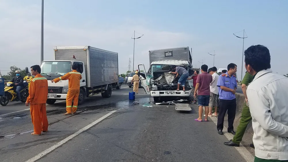  Tông vào đuôi xe tải cẩu, 2 tài xế tử vong, 1 phụ xe bị thương ảnh 3