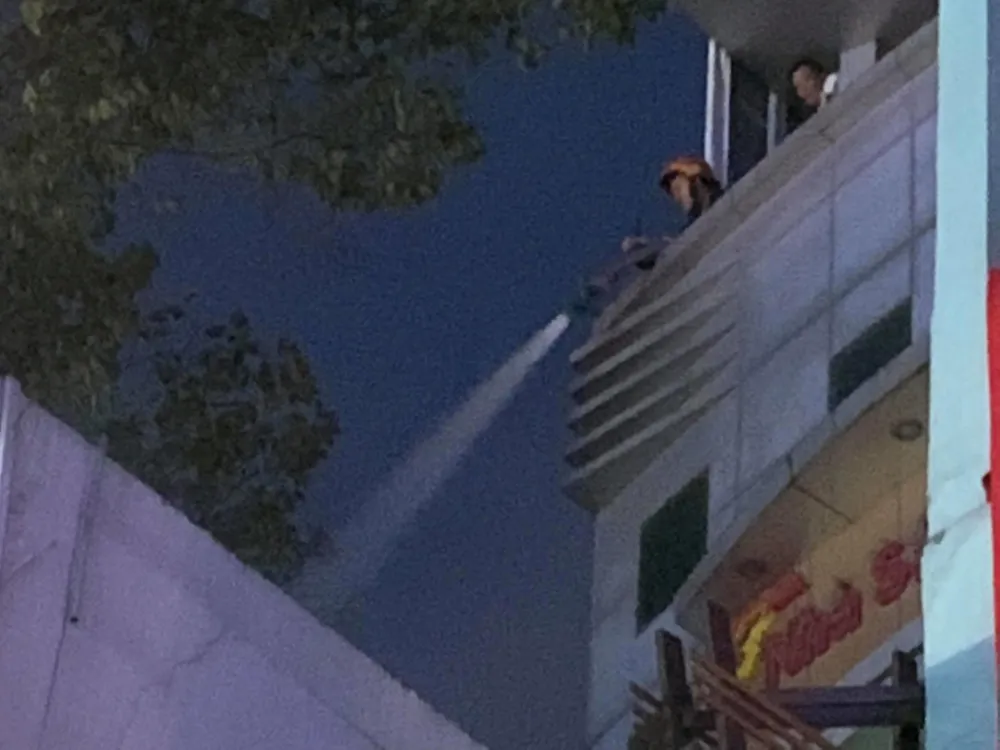 Giải cứu 3 người trong vụ cháy nhà ở quận 3 ảnh 2