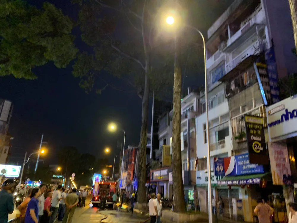 Giải cứu 3 người trong vụ cháy nhà ở quận 3 ảnh 1