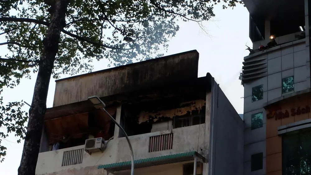 Giải cứu 3 người trong vụ cháy nhà ở quận 3 ảnh 3