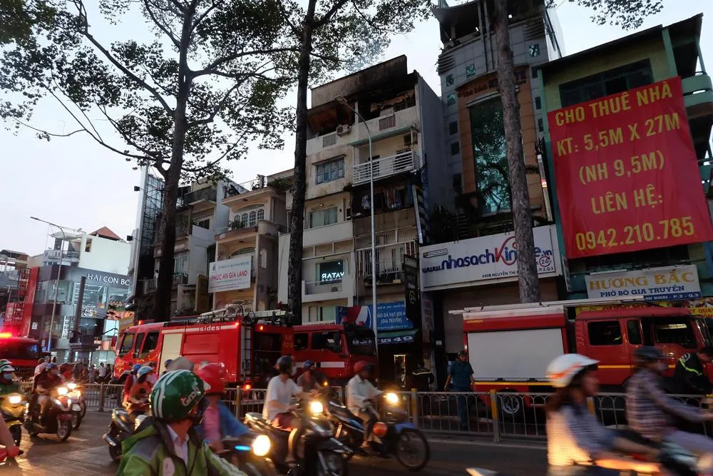 Giải cứu 3 người trong vụ cháy nhà ở quận 3 ảnh 4