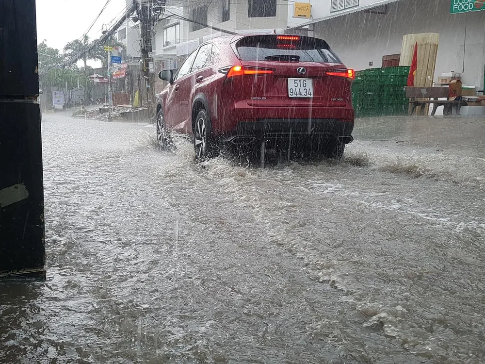  Cơn mưa “giải nhiệt” ở nhiều quận, huyện TPHCM trong dịp nghỉ lễ ảnh 4