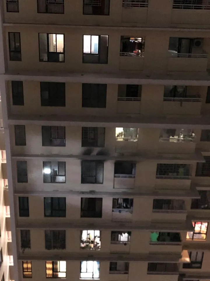 Chung cư The Eratown bốc cháy lúc nửa đêm, hàng trăm người hoảng loạn tháo chạy ảnh 1