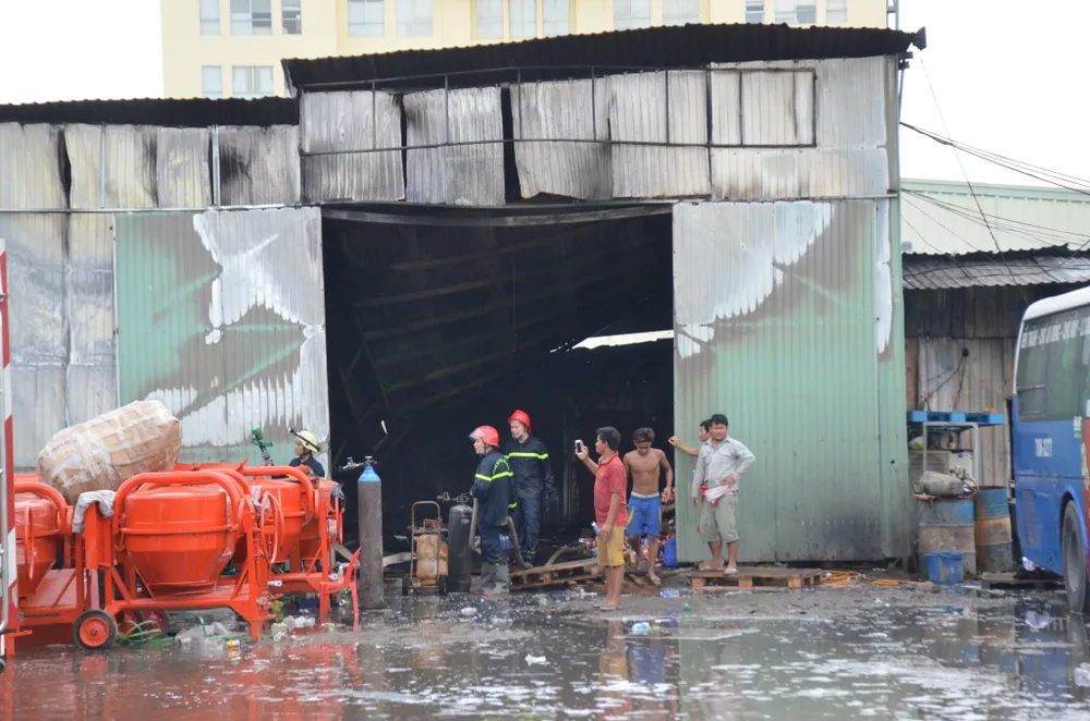 Cháy kho chứa hàng ở quận 10, TPHCM ảnh 1