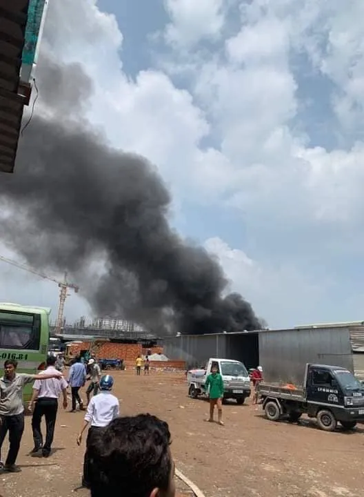 Cháy kho chứa hàng ở quận 10, TPHCM ảnh 3