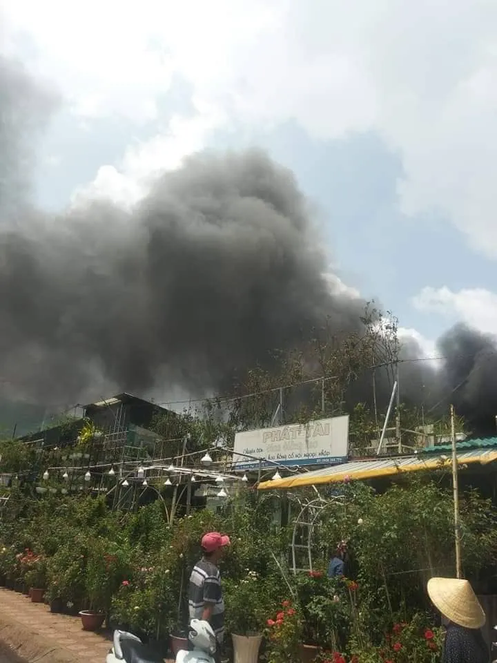 Cháy kho chứa hàng ở quận 10, TPHCM ảnh 2