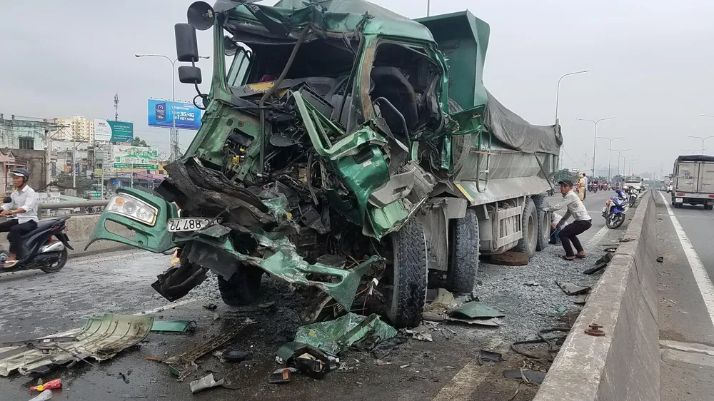  Tài xế tử vong, mắc kẹt trong cabin sau va chạm  ảnh 2
