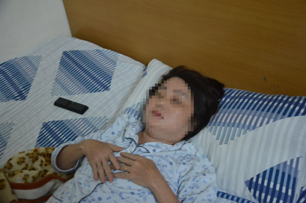 Một trong 2 nạn nhân bị hành hung nhập viện. Ảnh: C.T