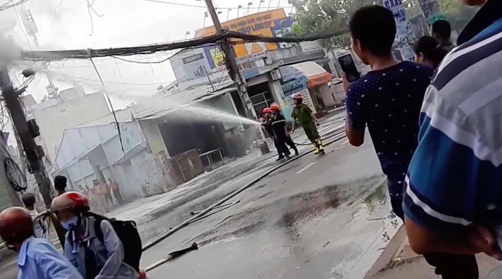 Cháy đường cáp viễn thông, nhiều người hoảng sợ ảnh 1