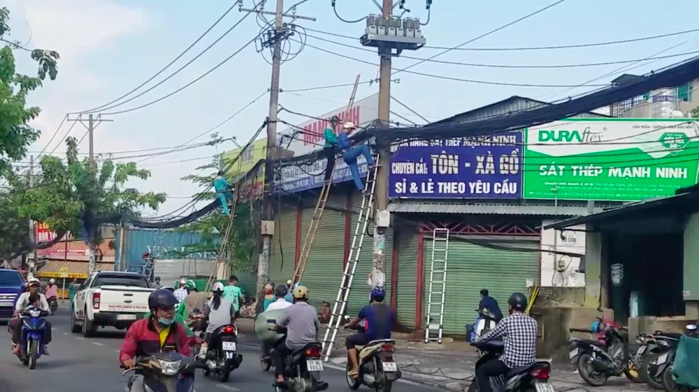 Cháy đường cáp viễn thông, nhiều người hoảng sợ ảnh 3