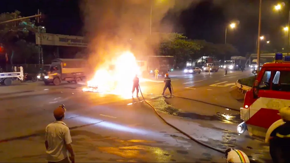  Xe ô tô bốc cháy trên Quốc lộ 1, tài xế cùng hành khách thoát chết ảnh 1