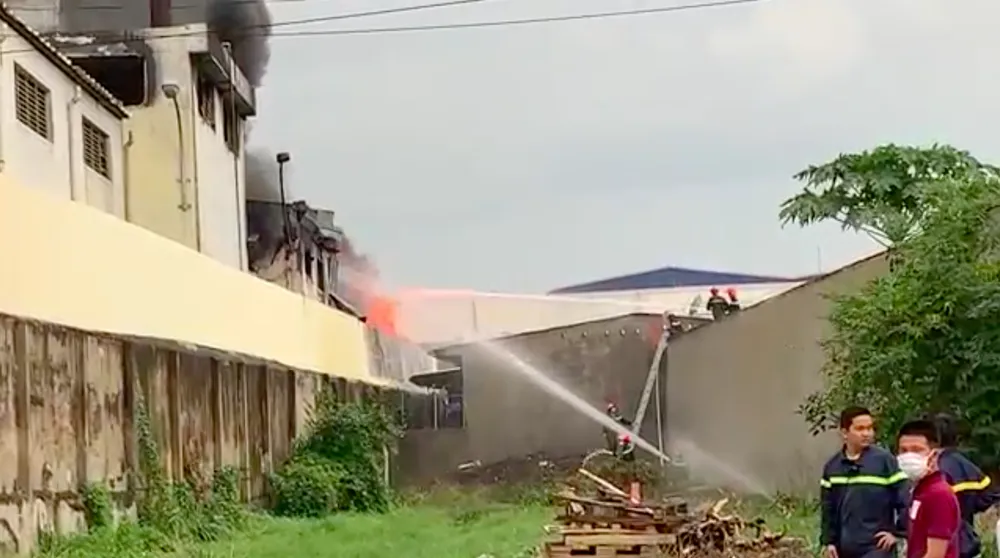 Huy động 200 cán bộ PCCC đến KCN Việt Hương ảnh 5