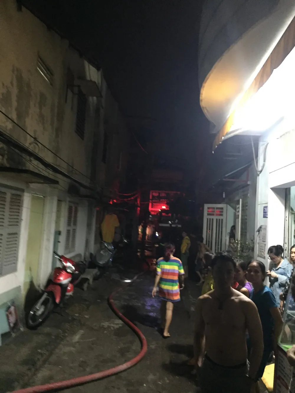  Cháy nhà ở quận Tân Bình, nhiều người dân hoảng sợ ảnh 1