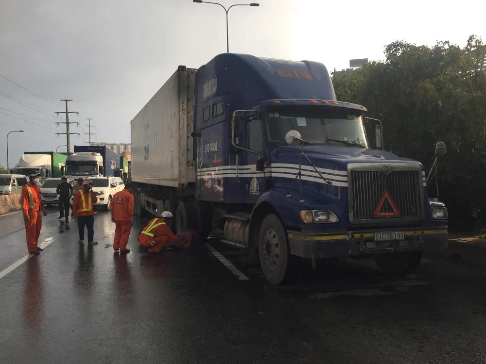 Người đàn ông mang quốc tịch Mỹ lao vào xe container nghi tự tử ảnh 1