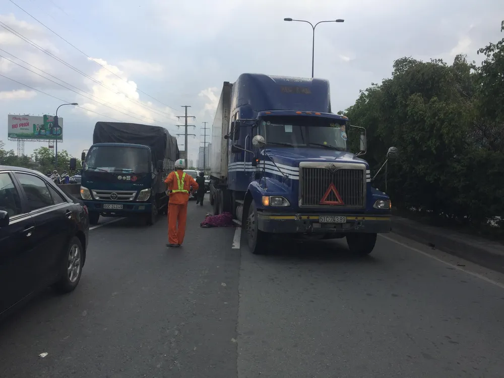 Người đàn ông mang quốc tịch Mỹ lao vào xe container nghi tự tử ảnh 2