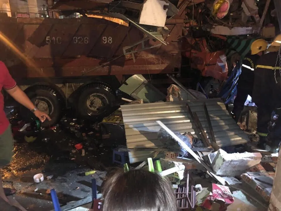  Xe ben lao vào nhà dân trong đêm, ít nhất 2 người bị thương nặng ảnh 1