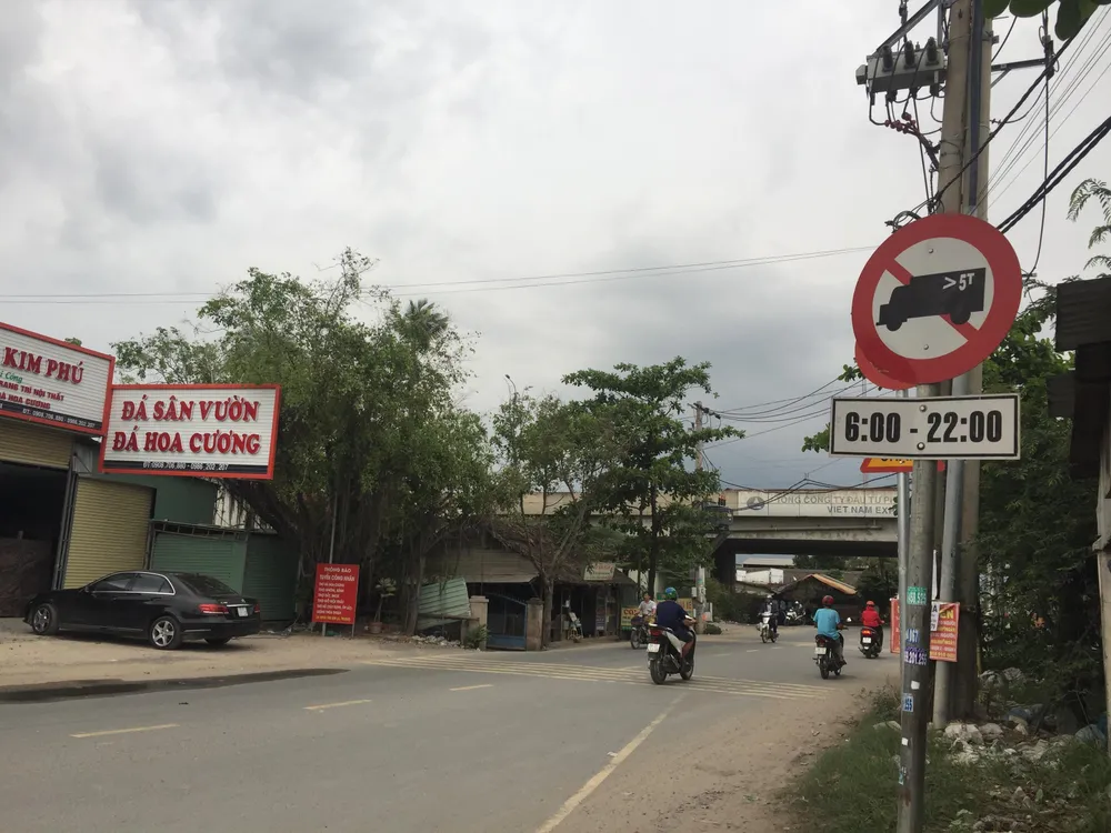  Xe ben lao vào quán cơm, 2 người bị thương  ảnh 6