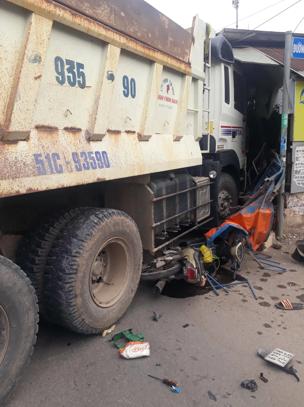  Xe ben lao vào quán cơm, 2 người bị thương  ảnh 1