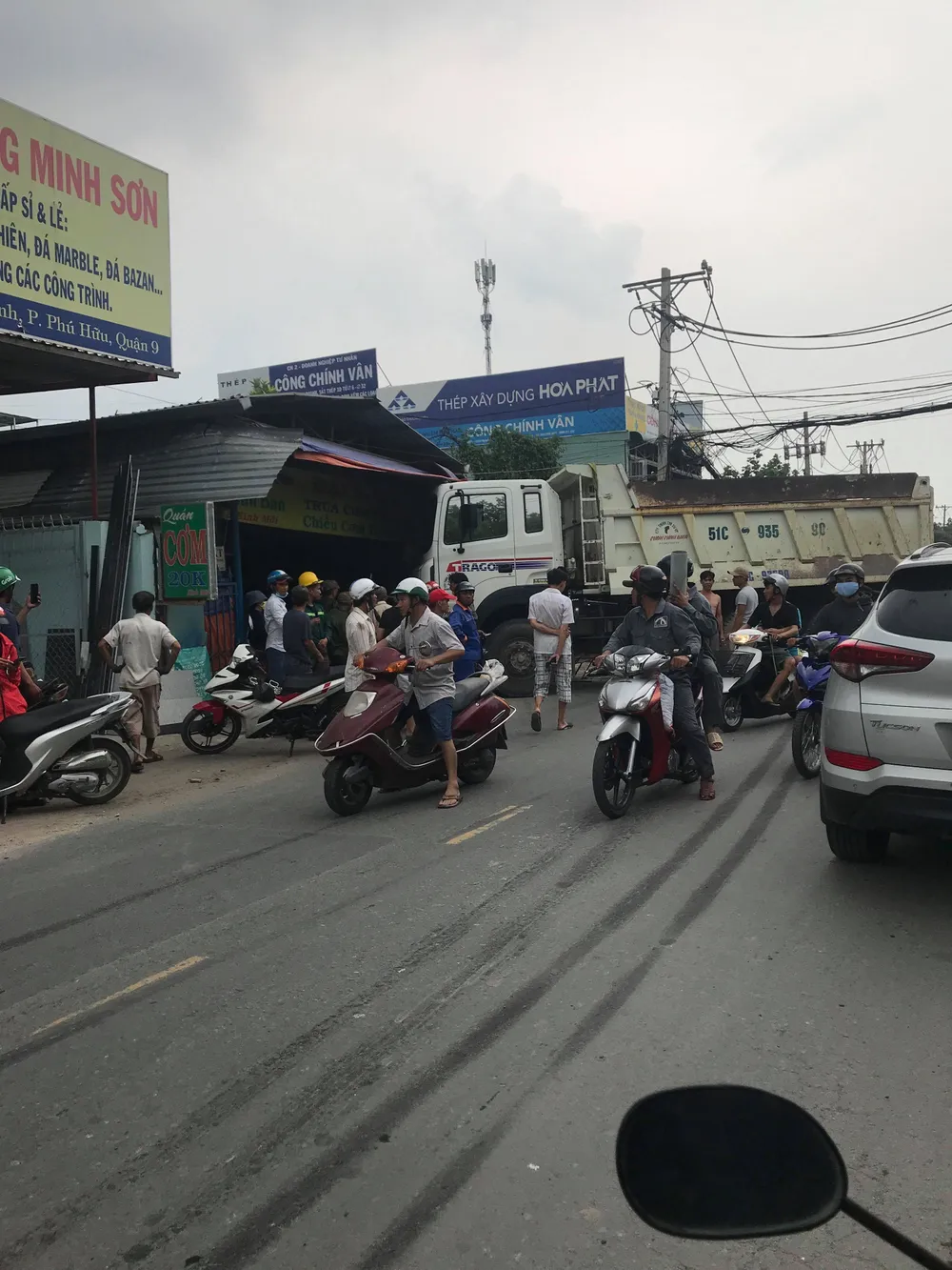  Xe ben lao vào quán cơm, 2 người bị thương  ảnh 2