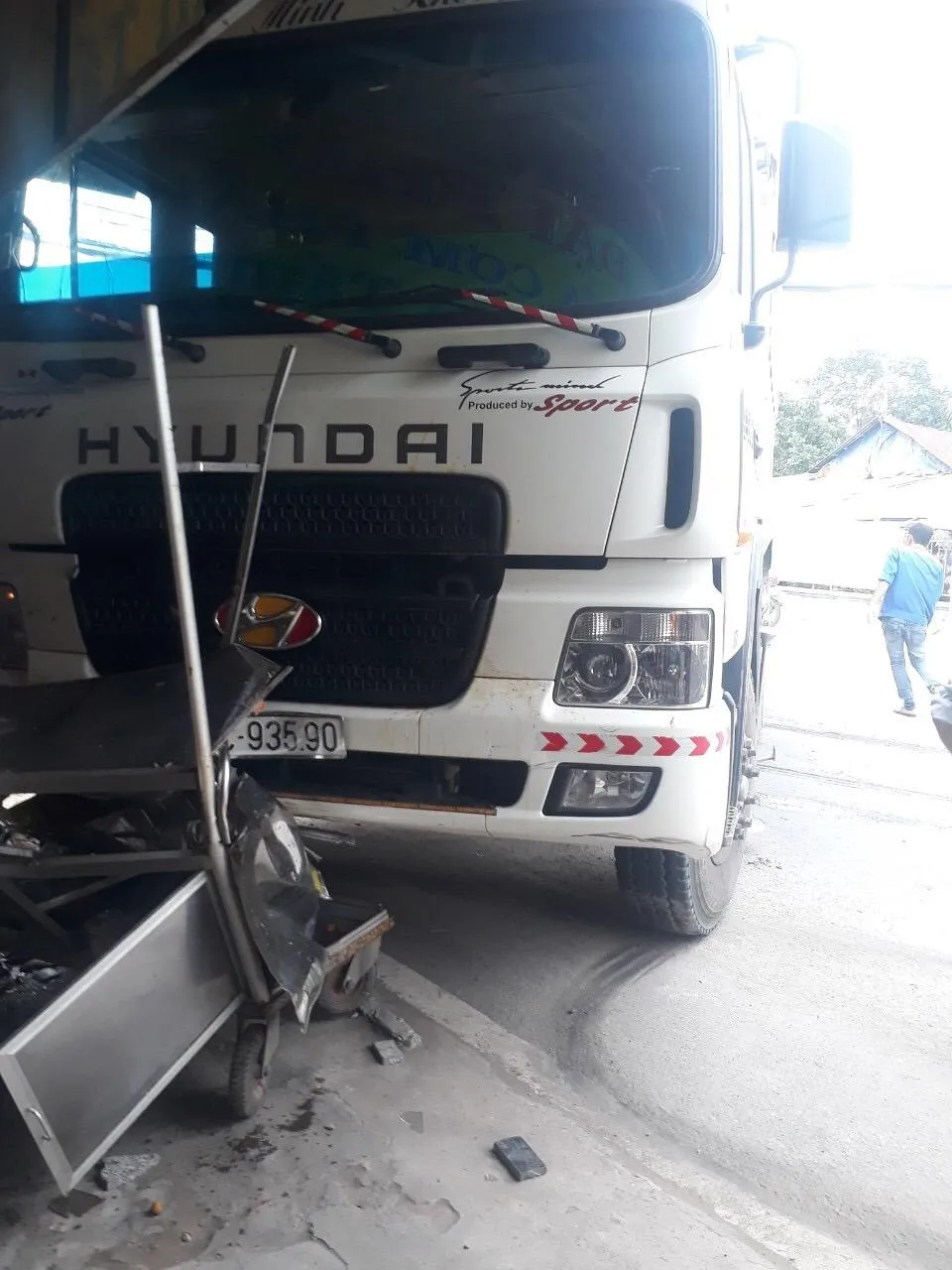  Xe ben lao vào quán cơm, 2 người bị thương  ảnh 3