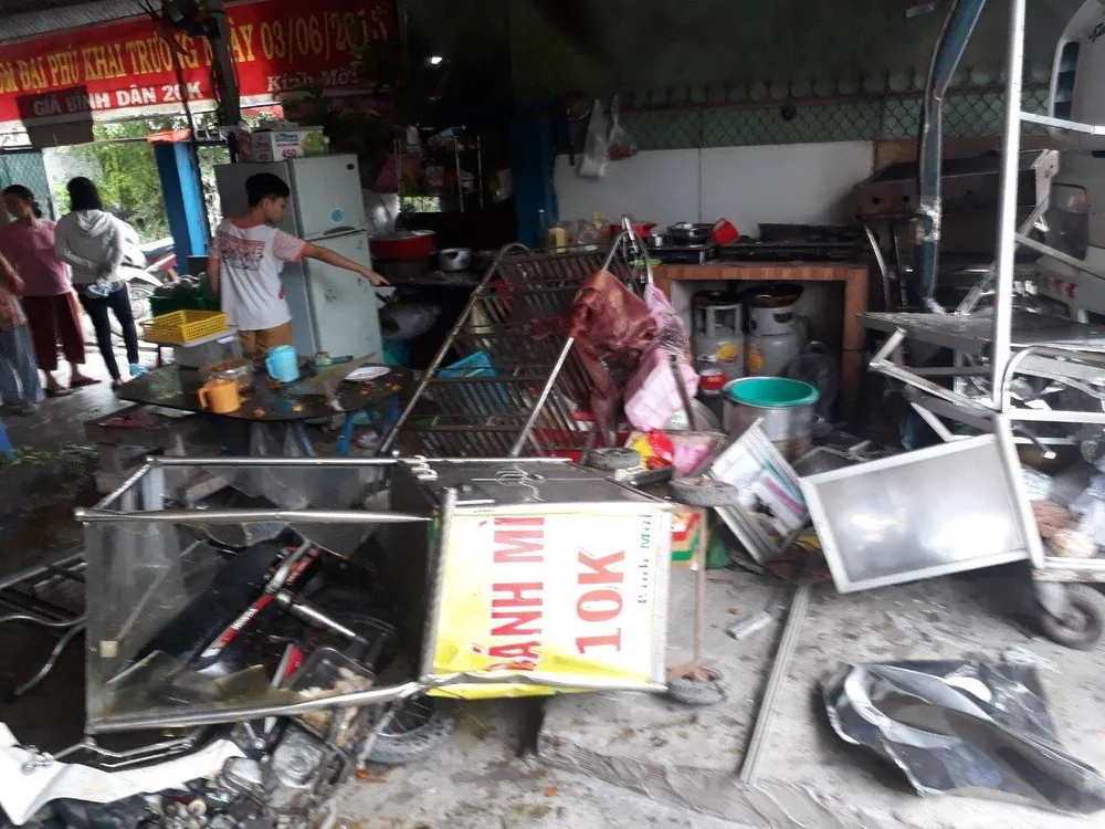  Xe ben lao vào quán cơm, 2 người bị thương  ảnh 4