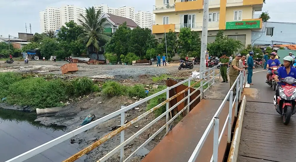 Người phụ nữ tử vong trên khối bê tông dưới kênh nước ảnh 1