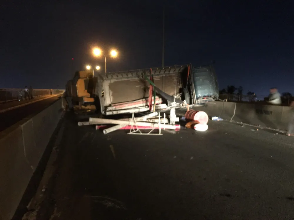  Xe tải lật trên cầu Phú Mỹ, giao thông tê liệt nhiều giờ liền ảnh 1